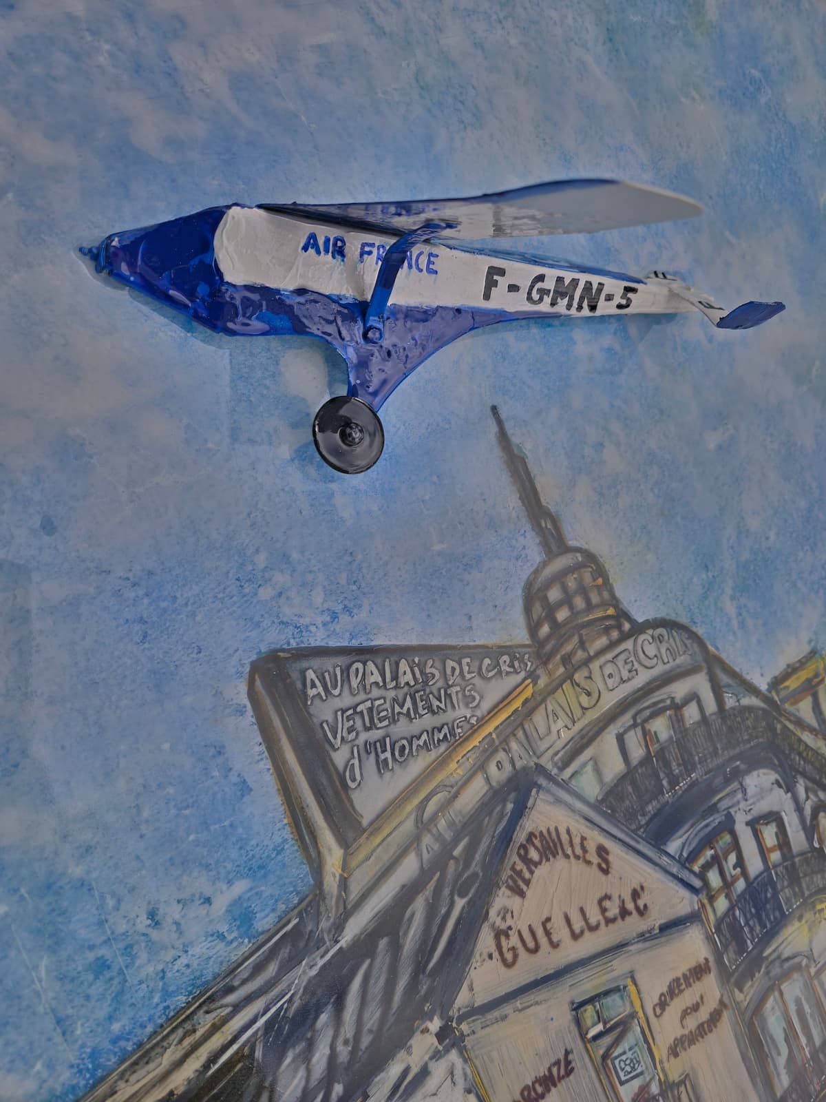 detail-avion-relief-air-france-sira-robin-laffargue (1) Détail de l'avion Air France en relief sur le tableau SIRA, collection GAMIN - Artiste Robin Laffargue.