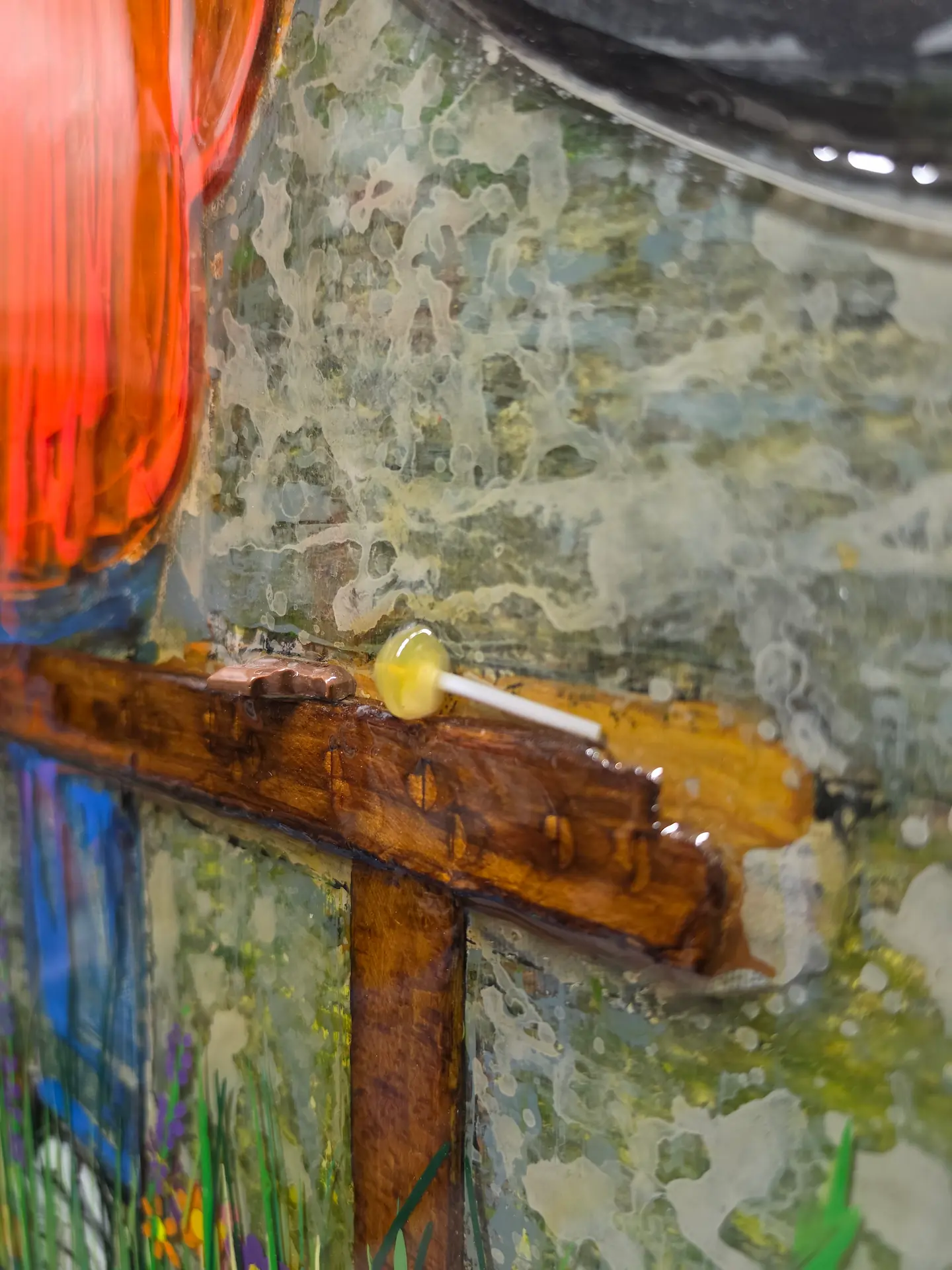 BALLERINE — Détail du banc et du garçon assis Zoom sur un enfant assis sur un banc en bois intégré dans une œuvre contemporaine sous résine époxy, collection GAMIN de Robin Laffargue.