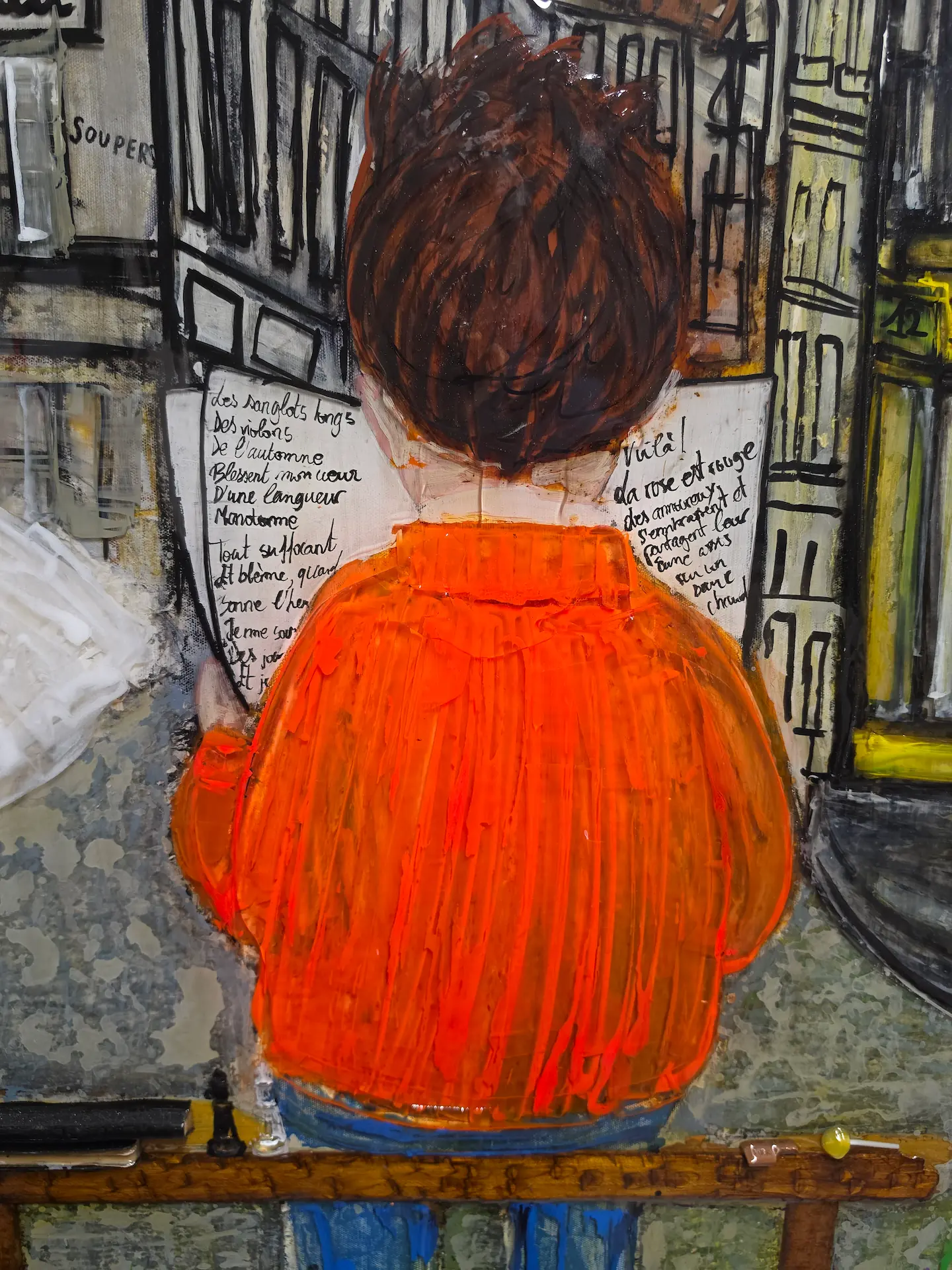 Le garçon au banc — BALLERINE Petit garçon en pull orange assis sur un banc en bois lisant un poème dans une œuvre contemporaine en résine et relief inspirée de Montmartre.