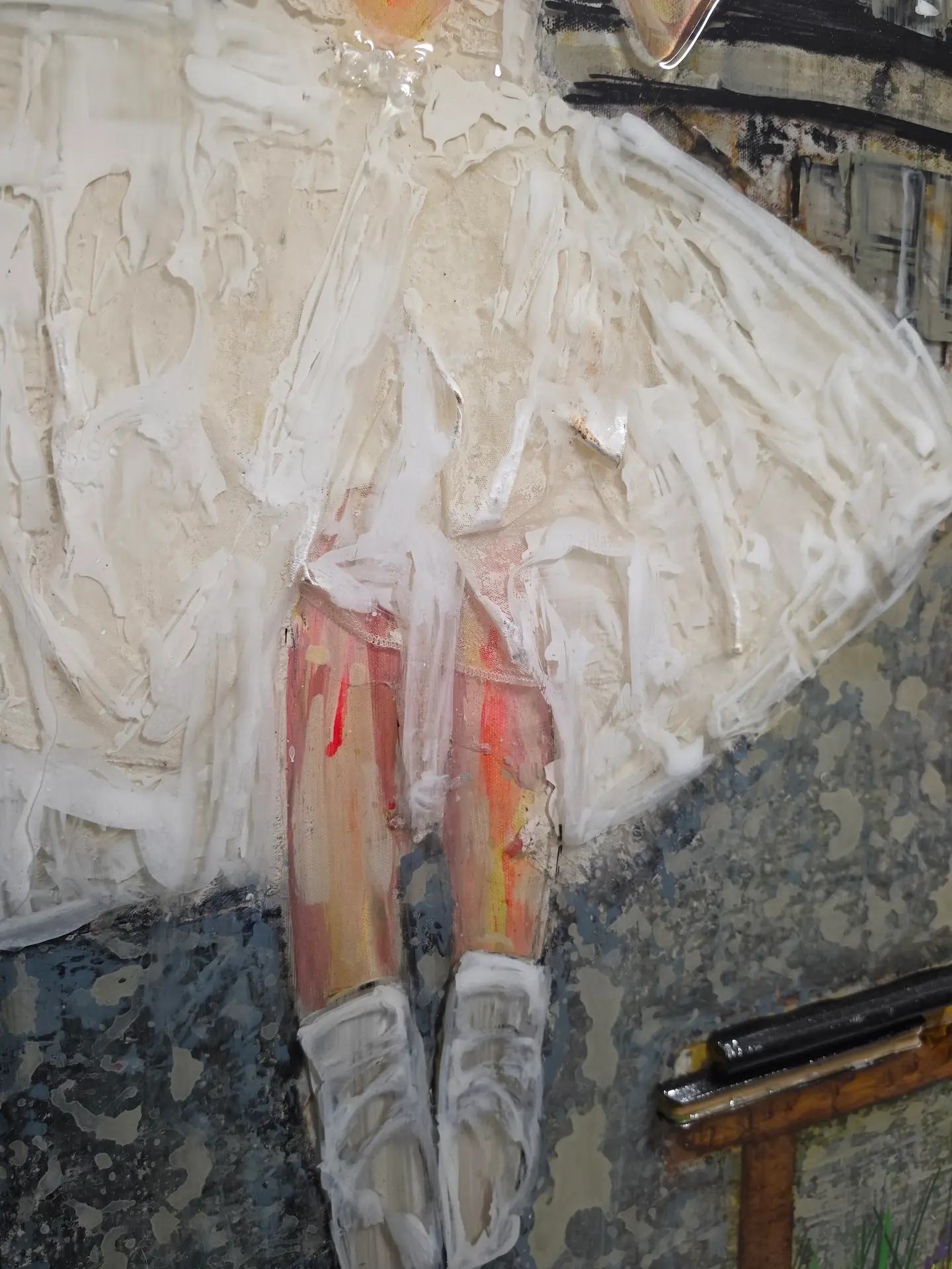 La ballerine et le tutu figé — BALLERINE Gros plan sur une ballerine dansant avec un véritable tutu blanc intégré dans la résine et des dentelles sculptées en époxy.