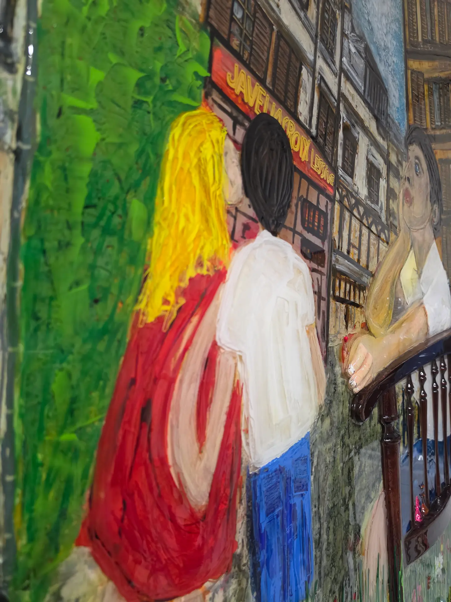 robin laffargue-le flammes jumelles-bisous-amour-art singulier-toulouse Petit garçon et jeune fille marchant main dans la main à Montmartre tandis qu’elle lui dépose un baiser sur la joue, détail de l’œuvre FLAMMES JUMELLES de Robin Laffargue.